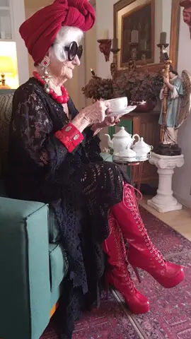 “In old age, fashion ceases to be vanity and becomes freedom: dressing as yourself is the greatest luxury.” “Na velhice, a moda deixa de ser vaidade e se torna liberdade: vestir-se de si mesma é o maior luxo.” #TikTokFashion #TikTokStyle #TikTokTrend #streetstyle  #StreetStyle