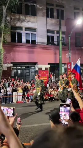 Đến khối Nga các chị em hú hét hơi xung =)) #dieubinhvietnam #a80 #russia 