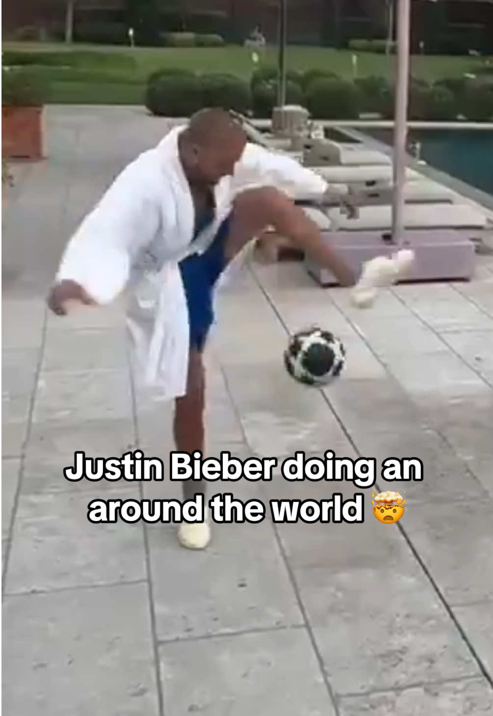 Justin Bieber is left footed 😮‍💨 he linked up with Bakar 👀 (x: PopBase) #justinbieber #baller #football #skills #fyp 