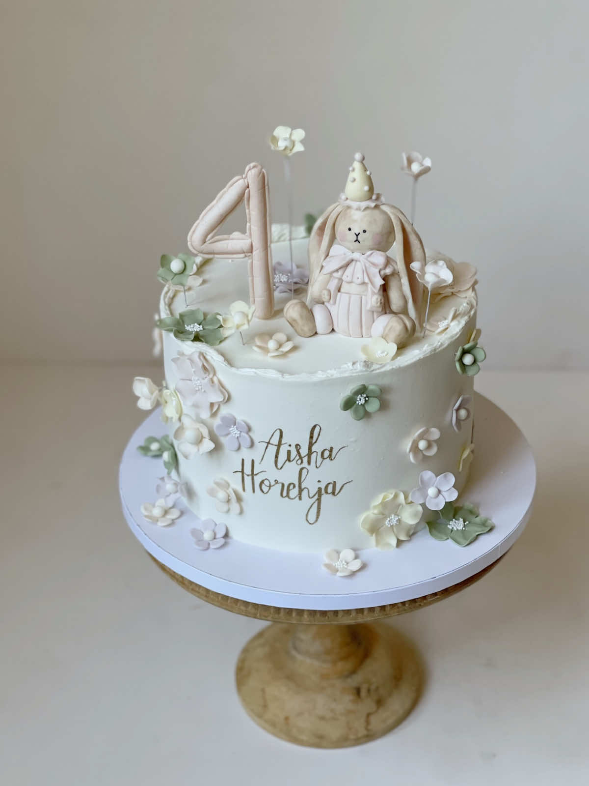 Just gracing your page with a bit of cuteness 🥰 #olgapyskocakes #cake #fyp #foryou #birthday #cakeinspo #bunny #cakeart #cakedecorating 