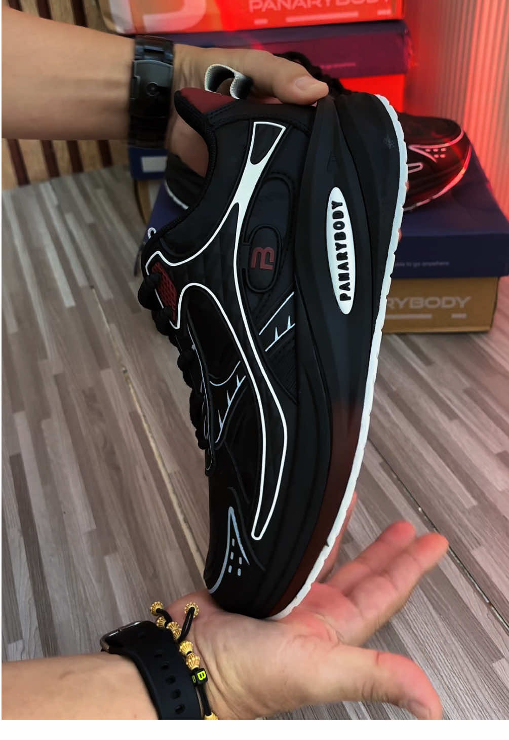 Sepatu sneakers pria Panarybody,sepatu fashion sport model kekinian,desain mewah dan berkelas,kualitas premium dan nyaman diapakai,tampil sporty dan stylish keren untuk sehari-hari dan nyaman untuk olahraga. #sepatusneakerspria #sepatufashion #sepatusport #sepatupremium #sepatukekinian 