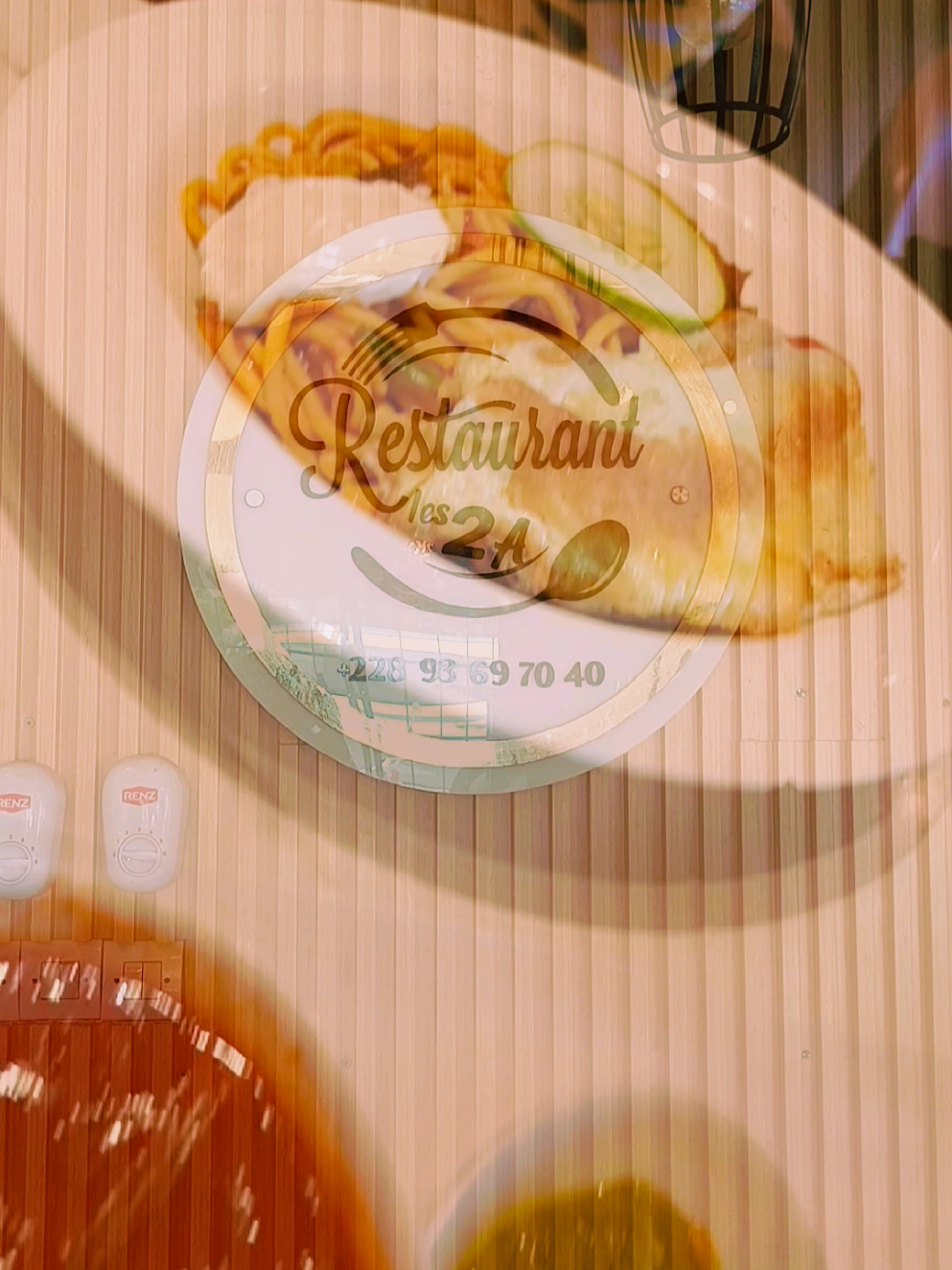 N'HÉSITEZ PAS A PASSER AU RESTAURANT SVP nous sommes ouverts du  mardi au samedi de 11h a 00h  lundi et dimanche de 14h à 00h, nous sommes situé a nukafu en face de l'école LBS et a avepozo non loin de la pharmacie🙏 @Mlle Laurence @RESTAURANT LES 2A #videoviral #guinnessworldrecords #soutien #restaurant 