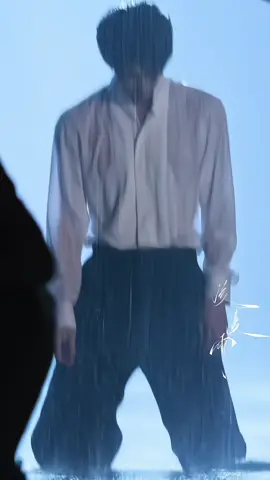 Sự đau đớn bất lực tận cùng khi phải chứng kiến người anh trai luôn yêu thương mình nhất trong Mộ Dung gia ra đi trước mắt mình. Trớ trêu thay người có thể liên quan nhất lại là người con gái mình yêu nhất. Cậu cầm di ảnh đi trong mưa, gục ngã trong đau đớn, lau đi nước trên di ảnh dưới trời mưa. Làm sao mà lau cho khô đây. #张凌赫 #慕容清峄 #这一秒过火 #zhanglinghe #zhanglinghe张凌赫 #giayphutayvuotgioihan 