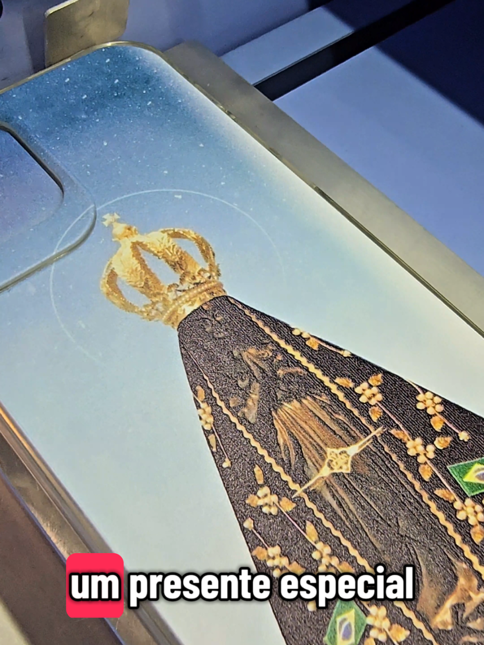 Fé na palma da mão 🙏✨ Nossa Senhora em 2.8D!” “Proteção + estilo 🔥 Capinha personalizada na hora.” “Você teria uma dessas? 💙 #fyppppppppppppppppppppppp #tecnologia #fé #amor #celular 