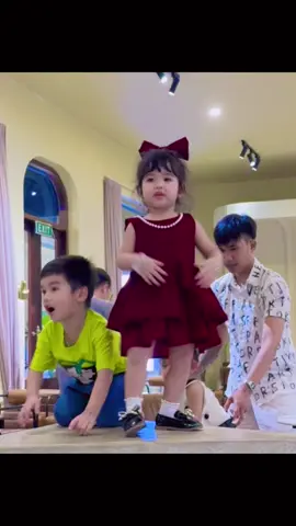 Hát cái j hỏng biết nữa 🤭 váy bé mặc ở góc trái nhé mấy mom 👇🏻#váyxinh #vaybegaithietke #váybegaixinh 