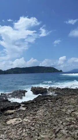 “ Ombak mengajarkan, Bahwa jatuh pun bisa tetap Indah “. #laut #pantai #fyp 