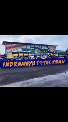 Dari kehancuran, aku temukan kekuatan untuk bangkit dan Rumah yang hancur bukanlah akhir dari ceritaku, tapi awal dari bab yang baru.  #aremania_aremanita #aremaniaindramayu #satuaremania #singoedan #aremasatujiwa 