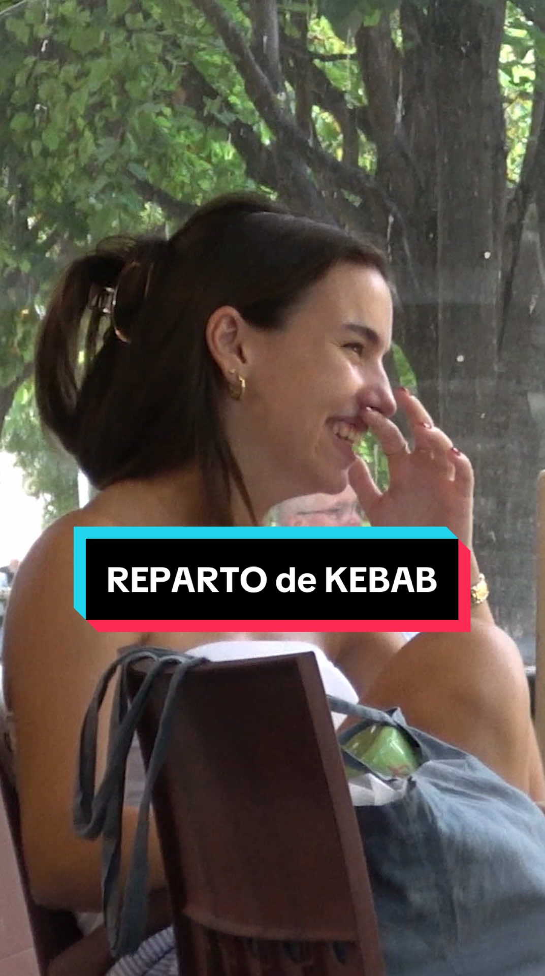Repartiendo 10 KEBABS a DESCONOCIDOS 🥙😋 CÁMARA OCULTA - #bromas #humor #fyp #comida #risa 