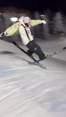 ⛷️: @Chris Topher Newett  #steez #clean #ski #nosebutter #night 