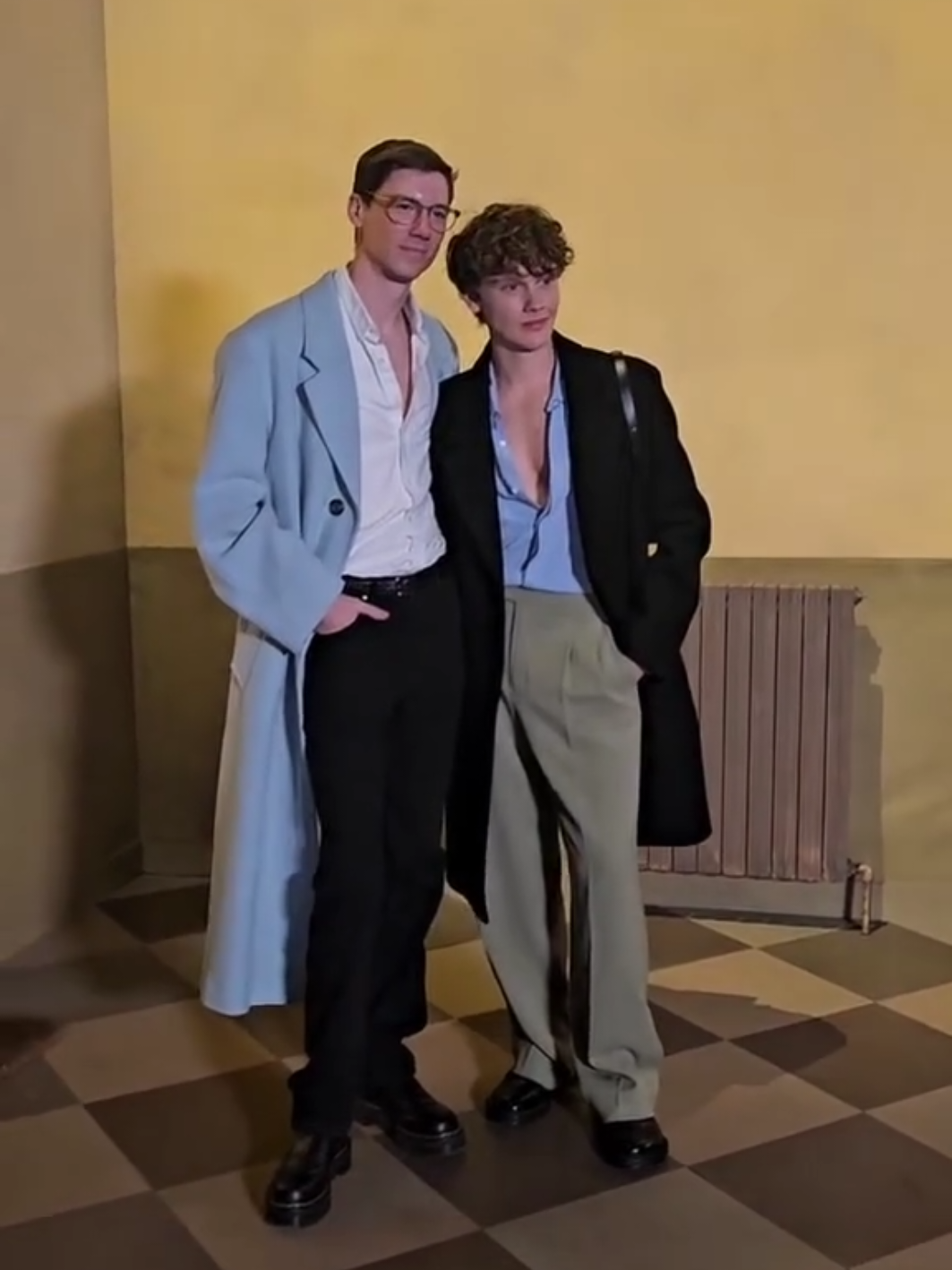 hunterdoohan em paris com seu marido 💙✨💚@Hunter Doohan  #hunterdoohan #wednesday #hunterdoohan❤️✌🏻✨ #hunterdoohan #wednesday 