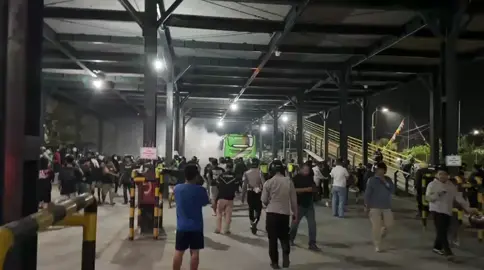 Evakuasi suporter wanita