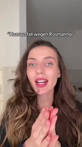 Wenn du Rosmarinöl auf deiner Kopfhaut verwendest und Haare verlierst, ist das überhaupt nicht schlimm! Achte bei dem Öl/ bei den Ölen, dass diese naturrein sind!✨ #haircare #rosemarywater #hairgrowth #rosemaryforhairgrowth #rosmaryoil #hairlove #hairtok #rosemaryoilforhairgrowth #hairtransformation 