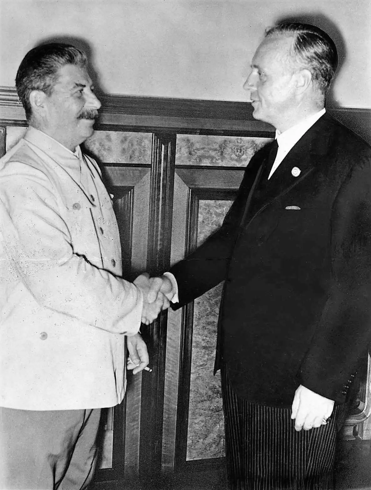 23 august 1939: Lecția uitată. Când nu ai armată, alții îți decid soarta Pe 23 august 1939, la Moscova, Germania nazistă și Uniunea Sovietică semnau Pactul Ribbentrop–Molotov. Oficial, era un pact de neagresiune. În realitate, ascundea un protocol secret prin care Europa de Est era împărțită în sfere de influență. Rezultatul a fost devastator: Polonia invadată și sfâșiată, țările baltice șterse de pe hartă, România forțată să cedeze Basarabia și Bucovina de Nord. Pentru că nu avea forță militară și pentru că era izolată, România a fost tratată ca o monedă de schimb. Aceasta este lecția pe care am uitat-o: fără armată și fără instituții puternice de ordine publică și siguranță națională, un stat devine pradă sigură pentru cei mari. Astăzi, România este în NATO și UE, dar alianțele nu pot suplini o armată motivată și respectată. Nu poți construi securitate națională ignorându-ți militarii, polițiștii, jandarmii sau rezerviștii. O țară care își umilește uniforma se condamnă singură la slăbiciune. Ce trebuie făcut pentru rezerviști? – Actualizarea pensiilor militare prin raportare la soldele de grad și funcție, pentru eliminarea discriminărilor între generații. – Aplicarea aceleiași formule de indexare ca la civili: 100% din rata inflației + 50% din creșterea reală a salariului mediu brut, așa cum prevede deja legea civilă. – Crearea unui mecanism permanent de consultare între stat și asociațiile de rezerviști, pentru ca politicile de apărare să includă experiența și expertiza acestora. – Recunoașterea oficială a rezerviștilor ca parte integrantă a sistemului de apărare și siguranță națională. Nu este vorba de „pomeni”, ci de drepturi și de strategie. Rezerviștii nu sunt un capitol de cheltuieli, ci o resursă strategică. Fără ei, România nu are continuitate militară, iar armata activă rămâne vulnerabilă. Concluzie: Lecția din 23 august 1939 este că, atunci când nu ai o armată și instituții de siguranță națională puternice, nu îți decizi singur viitorul. Actualizarea pensiilor militare și respectarea rezerviștilor nu sunt doar măsuri sociale, ci politici de securitate. România trebuie să învețe din trecut și să-și respecte uniforma – altfel riscă să fie din nou la masa unde alții împart hărțile.