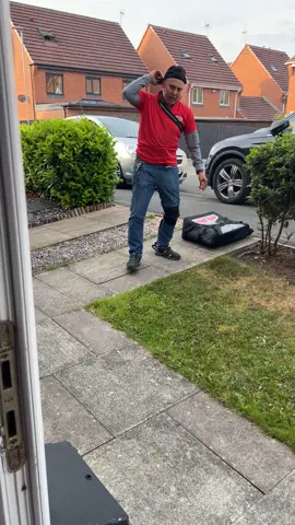 Not every day your pizza gets delivered like this 🤣🤣🤣 #pizza #delivery #papajohns 