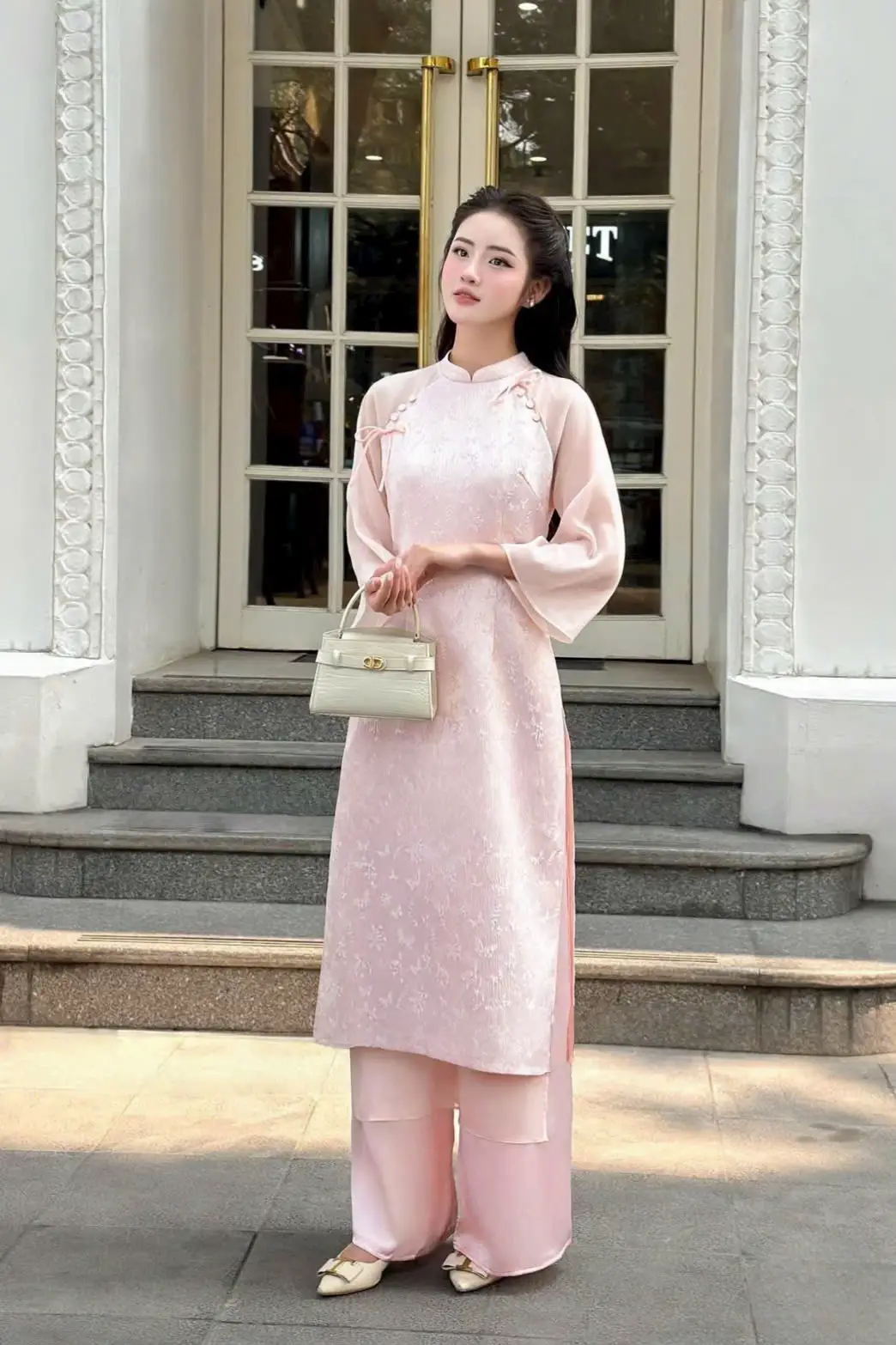 🌸 Chất liệu gấm cao cấp, dày dặn, sang trọng – bề mặt óng ánh, mềm mại và lên form chuẩn. 🌸 Thiết kế hàng cúc hai bên cổ độc đáo, tạo điểm nhấn thanh lịch, duyên dáng hơn bao giờ hết. 🌸 Thắt nơ xinh xắn, tôn lên vẻ nhẹ nhàng, ngọt ngào cho nàng thơ. 🌸 Bảng màu đa dạng: đỏ quyến rũ, trắng tinh khôi, xanh thanh lịch, vàng sang trọng, hồng ngọt ngào… 🌸 Phù hợp cho dự tiệc, lễ hội, Tết hay chụp ảnh kỷ niệm – vừa truyền thống vừa hiện đại. 💃 Một thiết kế hoàn hảo cho nàng yêu sự tinh tế và nổi bật! 🎁 Freeship toàn quốc + Đổi size nếu chưa vừa 📌 Inbox ngay để được tư vấn chọn màu & size chuẩn dáng nhé! #aodai #aodaigam #aodaicaocap 