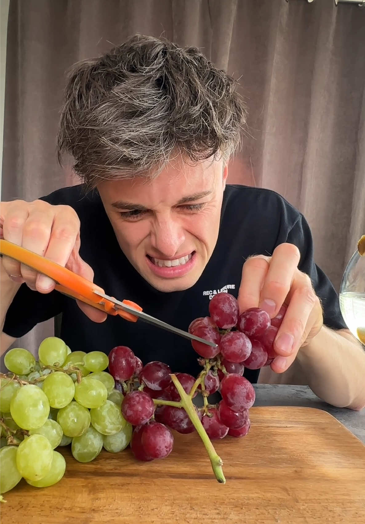 How to use grape scissors 🫠 @William Hanson #etiquette #howto #grapescissors 