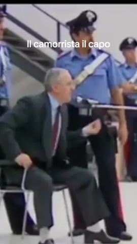 #raffaelecutolouomodonore #napoli #camorrachronicle #napolimafia #italy🇮🇹 litiga con i giudici all processo!! 