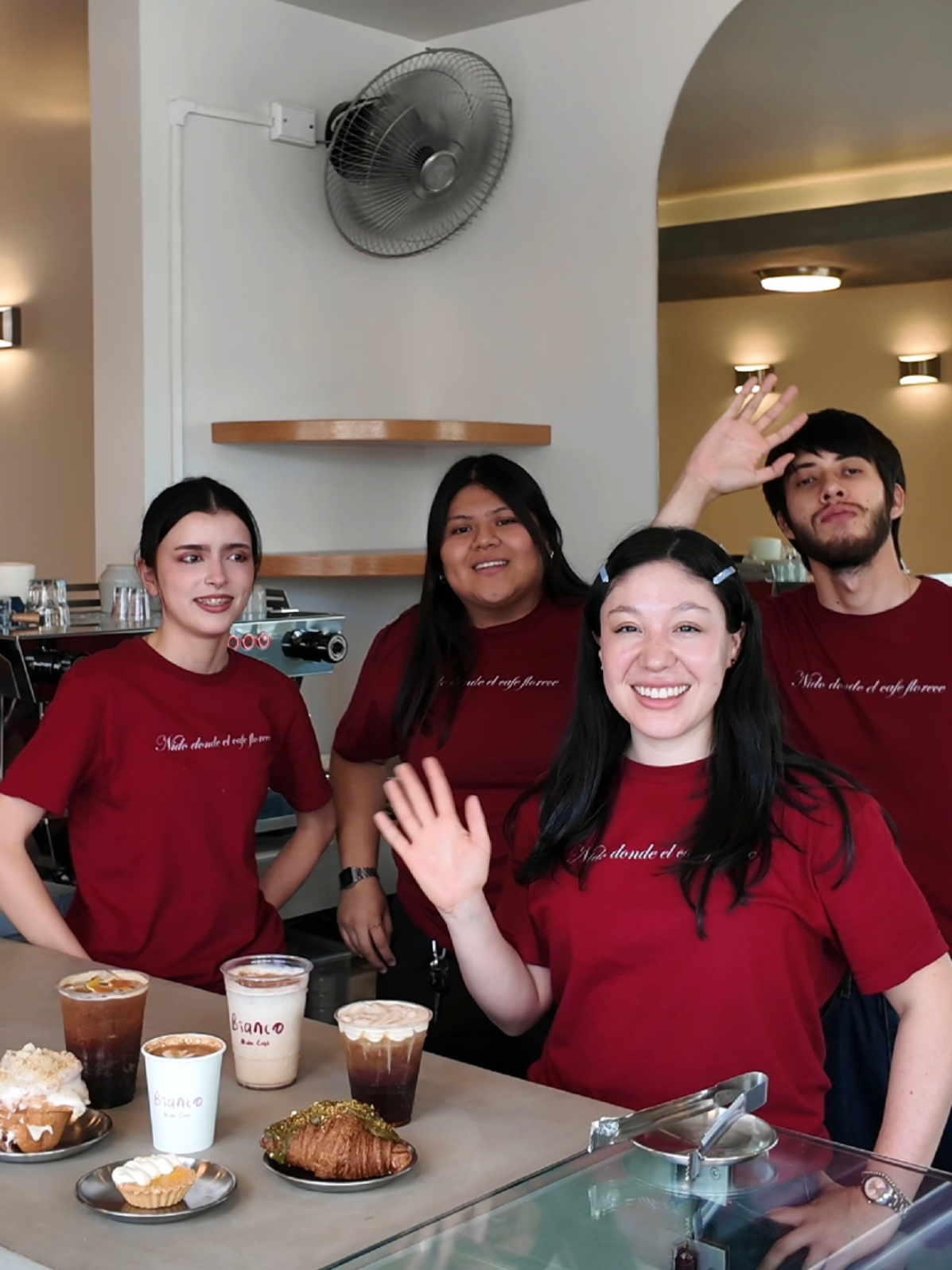 ¿Ya se enteraron del nuevo cafécito en Tijuana?. Fuimos a visitar a @bianconidocafe_  en la calle San José y San Martin en la tercera etapa del rio donde mañana lunes 25 de agosto abren sus puertas oficialmente a las 7 am para recibirlos con los mejores aromas del Café de especialidad. Probamos de su menú el Mocha blanco, Latte corto, Marsala chai frío, Bianco cold brew, Tónico de cítricos, Rol de canela con mazapán y Croissant de pistache con matcha. Este spot maneja 2 áreas muy bonitas donde podras disfrutar tu bebida favorita cómodamente junto a una platica con los amigos. No te pierdas esta nueva propuesta y visitalós esta semana. Dirección: San José y o San Martin, Río Tijuana 3a. Etapa, Rio Tijuana 3ra Etapa, 22226 Tijuana, B.C. Google maps: https://maps.app.goo.gl/H8to2Rj39VbMSa62A?g_st=ac