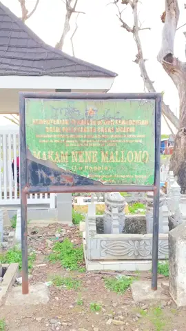Hari ini berziarah ke makam Nene’ Mallomo, seorang panrita Bugis yang dikenal sebagai penegak keadilan dan kebenaran di Tanah Sidenreng. Beliau meninggalkan pesan yang hingga kini menjadi pegangan masyarakat Bugis: “Ada tongeng, tellui lino” kebenaran akan berlaku selama dunia masih ada. Warisan nilai kejujuran, kesabaran, dan keberanian moralnya tetap hidup, bukan hanya di Sidrap, tetapi juga di hati orang Bugis di mana pun berada.  #Makamnenemallomo #lapagala #ipmisidrap 