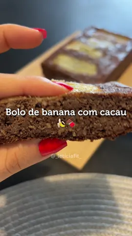 Bolo de banana com cacau 🍌🍫 3 bananas maduras 2 ovos 2 colheres de sopa de farinha de aveia 1 colher de sopa de cacau em pó 70% 1 colher de chá de fermento Adoçante opcional (não usei) Mel e banana para colocar no fundo da forma Air fryer por 30 min a 180 graus Se gostou, já curte e me segue para mais! 💖 #bolodebanana #receitas #alimentaçãosaudável #bolo #cafedamanhasaudavel 