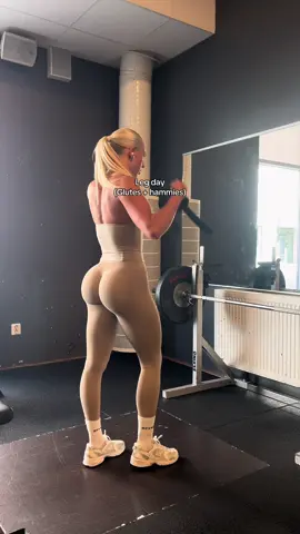 I ended with cable kickbacks (2x10-12) but it was too busy to film 🤍 @DFYNE dc: ELLIE (AD) #dfyne #gymmotivation #glutegrowth #gymoutfit #glutes 