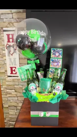 Arreglo de cervezas heiniken personalizado cada botella para un cumpleañero muy especial 🍻🎈💚 #cajacervecerapersonalizada #birthdaypresent #happybirthday 