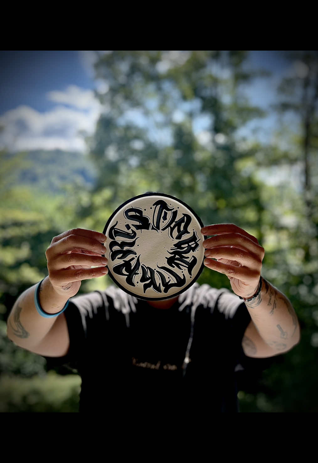 Petite nouveauté un plateau créer en béton 🧱 —— #calligraphie #art #custom #streetart #decoration 