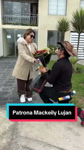 @Mackeily Lujan oficial un hermoso detalle del Patrón @DimasYsla #cumpleaños #mackeilylujan #sorpresa #novio #rosas 