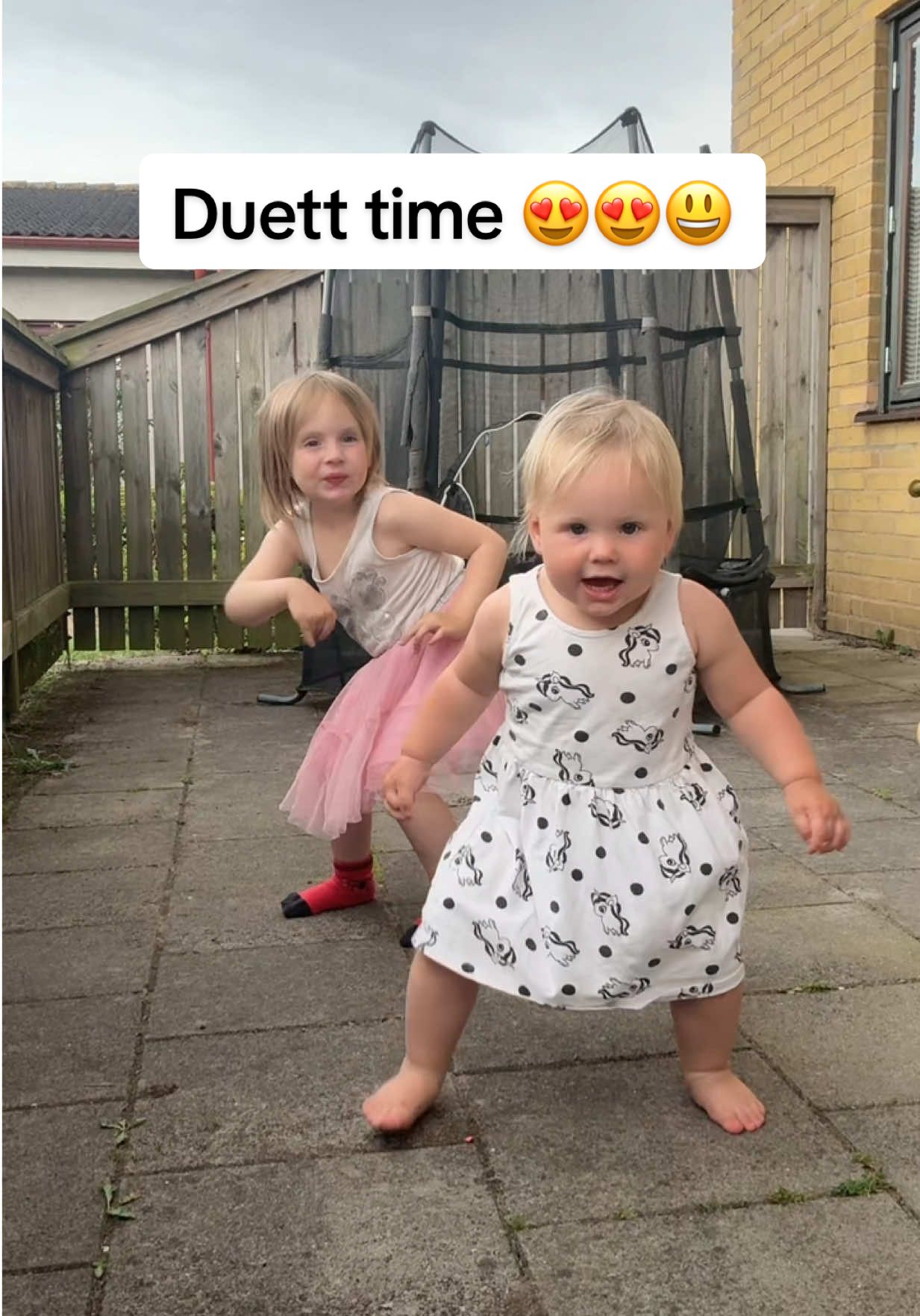 An other amazing duett from the girls 😍😍😃 This song is still going strong. #girlsduett #toddlerdance #aptapt #aptdance 