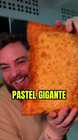 MAIS DE 1KG DE PASTEL! Esse pastel é uma coisa simplesmente surreal, véi! Eu tô falando da @gdopastel  Se liga em tudo que rolou por lá: 💰 QUANTO?  - Pastel gigante (R$ 70)  -  📍 ONDE?  - Avenida Amarilio Thiago dos Santos, 947B, Lauro de Freitas. #salvador #salvadorbahia #bahia #reviewdecomida #pastel