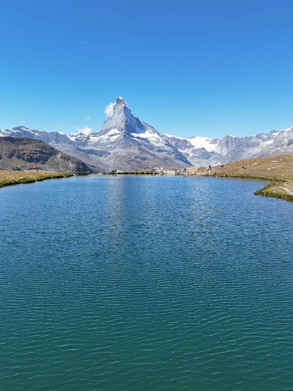 📸🛸🇨🇭🌞🏔 . . . #Stellisee #Zermatt #Switzerland #DroneView #Matterhorn