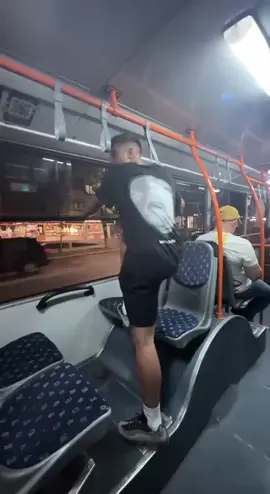 Pericol în Chișinău: un tânăr a ieșit pe fereastră dintr-un troleibuz #Chișinău #SiguranțaPublică #Troleibuz #Incident #Pericol