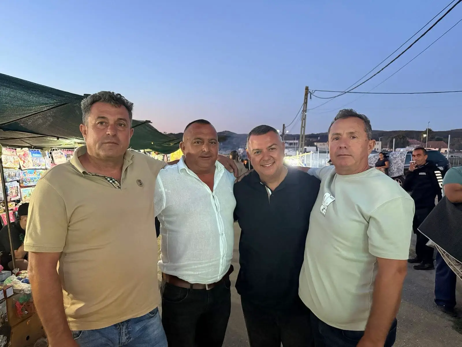 La ZILELE COMUNEI BROȘTENI, AUR Mehedinți a demonstrat încă o dată că este o adevărată familie de patrioți, mereu alături de români și sprijiniți de un număr impresionant de oameni! Cei trei vicepreședinți – Valentin Trusconiu, viceprimar al comunei, Dumitru Brînzan și Marin Brînzan – sunt oameni cu realizări în viață, care și-au pus experiența și puterea de muncă în slujba mehedințenilor. Felicitări, Valentin Trusconiu, pentru organizarea acestui eveniment reușit!