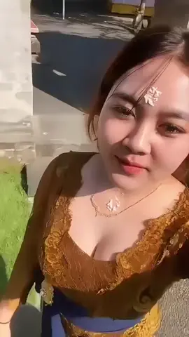mau upacara gaes ...cantik kan cewe bali ketika pakai kebaya baju adat bali ..  #ngaben #viraltiktok #fyp #berandatiktok #cewebali 