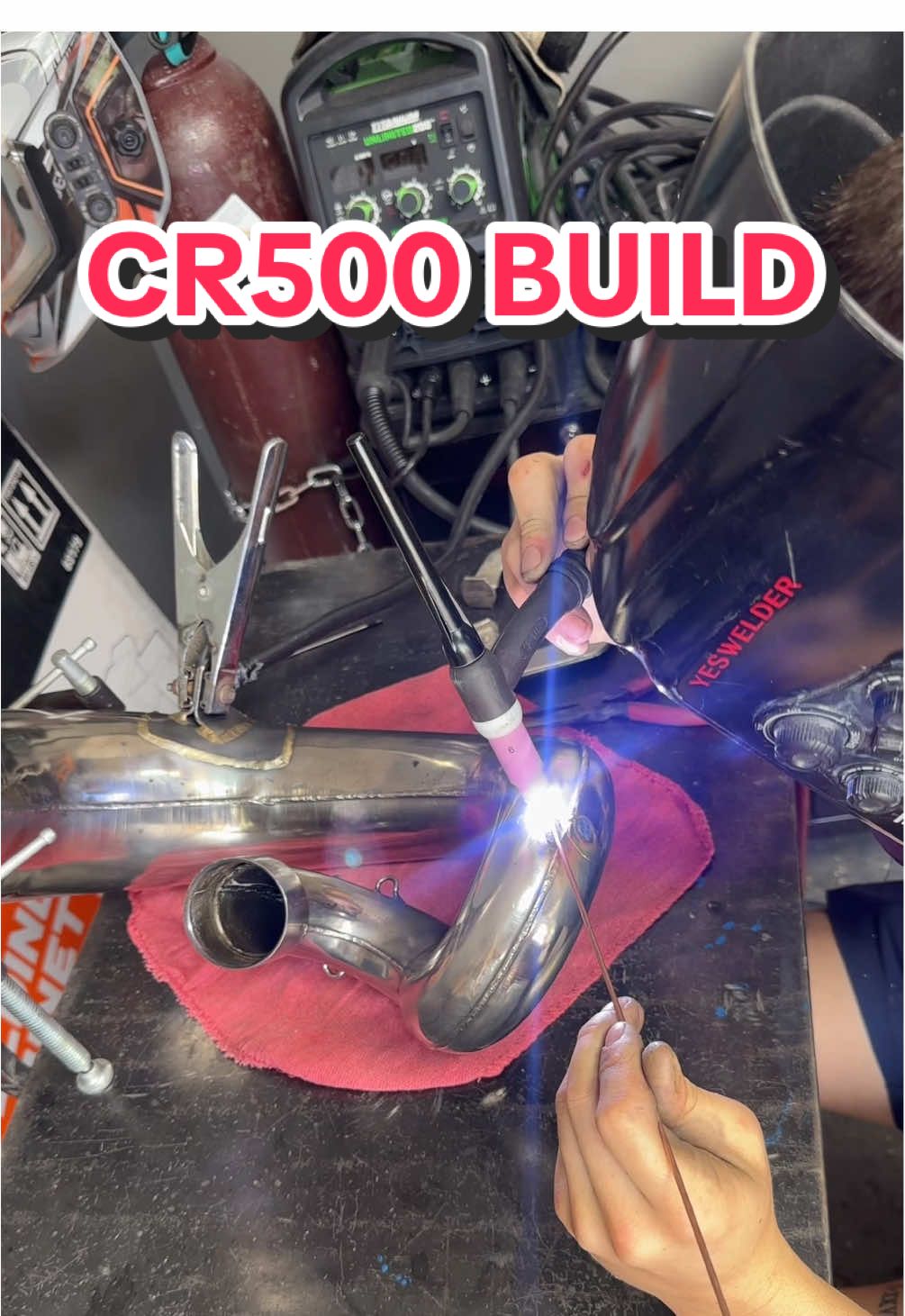 Part 2 of restoring a CR500 #dirtbike #moto #mx #2stroke #mechanic #honda #cr500 #welding #fyp #motorcycle 