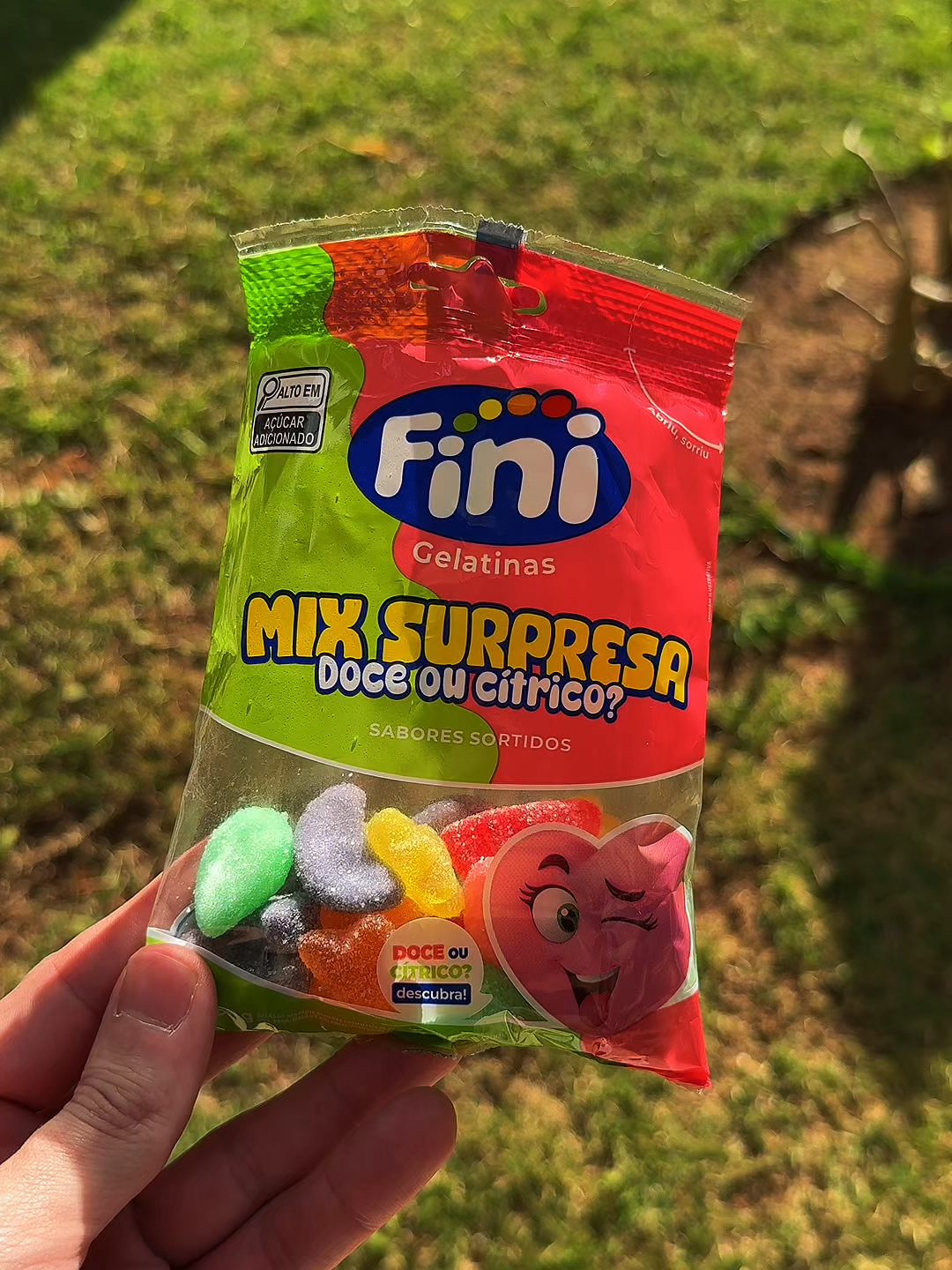 Além de saboroso, meu novo Mix Cítrico ainda pode fazer a vez de oráculo! 🔮 E a melhor parte? É você quem decide o que cada bala quer dizer. Aqui vão algumas ideias: 🍬 Doce = sim / Cítrica = não 🎲 Doce = ficar na zona de conforto / Cítrica = enfrentar medos ou perigos noturnos 🪄 Doce = fazer o que já conheço / Cítrica = fazer alguma coisa que nunca fiz antes #FiniSeteLagoas #Fini #AmoFini #IssoÉFini #AmoFini #MixSurpresa