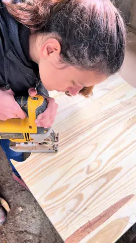 Hoje a estrela foi a tico-tico manual 🐄✨ Mostrei todo o passo a passo da fabricação dessa vaquinha de madeira e, olha… o resultado ficou incrível! 🚀 Agora me conta aqui nos comentários: qual máquina você usaria pra fazer esse corte? 🪚👇 #marcenaria #brinquedosdemadeira #feitoamao #vaquinhademadeira       #umagurianamarcenaria 