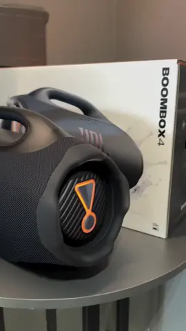 🔥 Prepare-se para sentir o som como nunca antes! A nova JBL Boombox 4 chegou o Jhonata iPhones trazendo potência, resistência e tecnologia para transformar qualquer momento em um show particular. 🎵 Graves que arrepiam: até 300W RMS de pura força sonora, 50% mais potência que a geração anterior. 🔊 Sistema de drivers reforçado: woofers e tweeters de alto desempenho para graves profundos e agudos cristalinos. 🔋 Bateria lendária: até 28h de reprodução sem parar, com Playtime Boost para festas sem fim. 💦 Resistência total: certificação IP68 contra água e poeira, ideal para praia, piscina e aventuras. 📡 Conectividade moderna: Bluetooth 5.4, som adaptativo com inteligência artificial e funções inteligentes para o futuro. 💛 Aqui no Jhonata iPhones, você leva mais do que um produto — leva confiança, qualidade e atendimento de quem entende do assunto. Chegou a hora de elevar seu som a outro nível! 📲 Faça sua pré reserva e garanta agora em primeira mão a sua JBL Boombox 4. 📍 Visite nossa loja em Dom Pedroi- Ma  ou chame no WhatsApp: (99) 98471-1340 #JBLBoombox4 #ReiImportados #SomDeQualidade #viral #ti̇ktok 