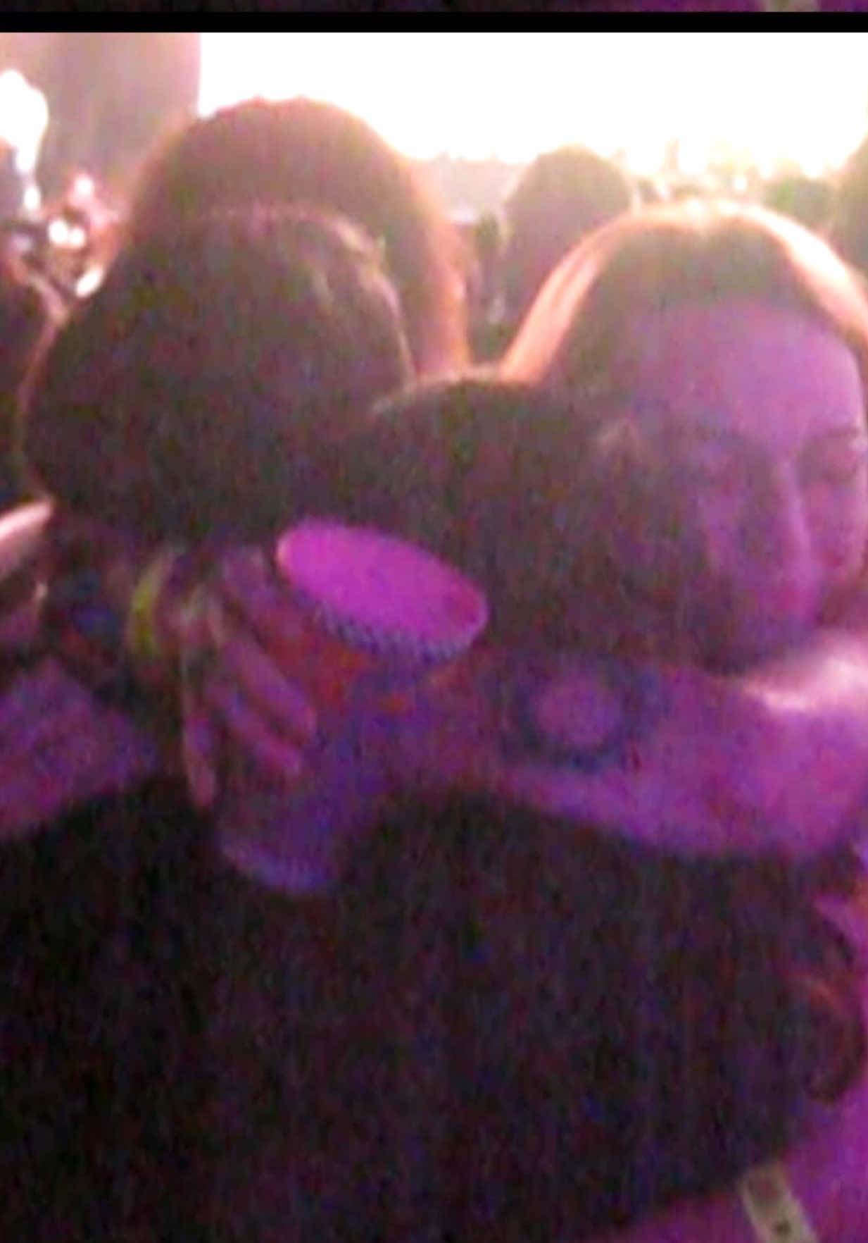 Parece gravado em 2006, mas é a vida real acontecendo: fãs se encontrando, chorando e vivendo a IWBT de perto. Como a gente sempre sonhou. *__* Tá preparado para viver todos esses momentos na IWBT em São Paulo? É no dia 30 de agosto e os últimos ingressos estão disponíveis no site da @EventimBrasil. xD #IWBT2025 #IWannaBeTour2025 #IWannaBeTour 📸 @b+ca 
