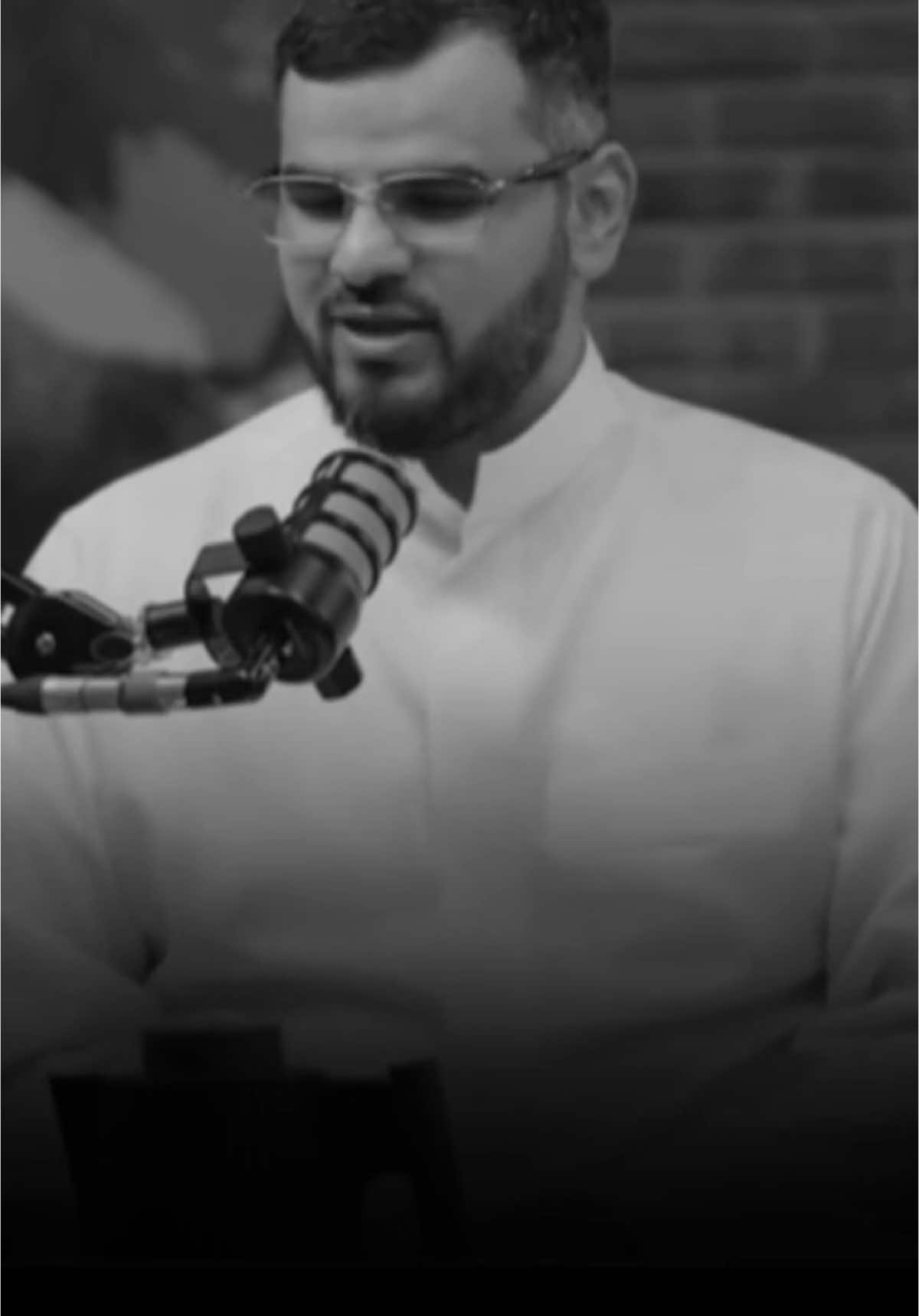 تكملة القصيدة : أَينَ الأَكاسِرَةُ الجَبابِرَةُ الأُلى كَنَزوا الكُنوزَ فَما بَقينَ وَلا بَقوا مِن كُلِّ مَن ضاقَ الفَضاءُ بِجَيشِهِ حَتّى ثَوى فَحَواهُ لَحدٌ ضَيِّقُ خُرسٌ إِذا نودوا كَأَن لَم يَعلَموا أَنَّ الكَلامَ لَهُم حَلالٌ مُطلَقُ وَالمَوتُ آتٍ وَالنُفوسُ نَفائِسٌ وَالمُستَغِرُّ بِما لَدَيهِ الأَحمَقُ وَالمَرءُ يَأمُلُ وَالحَياةُ شَهِيَّةٌ وَالشَيبُ أَوقَرُ وَالشَبيبَةُ أَنزَقُ وَلَقَد بَكَيتُ عَلى الشَبابِ وَلِمَّتي مُسوَدَّةٌ وَلِماءِ وَجهِيَ رَونَقُ حَذَراً عَلَيهِ قَبلَ يَومِ فِراقِهِ حَتّى لَكِدتُ بِماءِ جَفنِيَ أَشرَقُ أَمّا بَنو أَوسِ اِبنِ مَعنِ اِبنِ الرِضا فَأَعَزُّ مَن تُحدى إِلَيهِ الأَينُقُ كَبَّرتُ حَولَ دِيارِهِم لَمّا بَدَت مِنها الشُموسُ وَلَيسَ فيها المَشرِقُ وَعَجِبتُ مِن أَرضٍ سَحابُ أَكُفِّهِم مِن فَوقِها وَصُخورُها لا تورِقُ وَتَفوحُ مِن طيبِ الثَناءِ رَوائِحٌ لَهُمُ بِكُلِّ مَكانَةٍ تُستَنشَقُ مِسكِيَّةُ النَفَحاتِ إِلّا أَنَّها وَحشِيَّةٌ بِسِواهُمُ لا تَعبَقُ أَمُريدَ مِثلِ مُحَمَّدٍ في عَصرِنا لا تَبلُنا بِطِلابِ ما لا يُلحَقُ لَم يَخلُقِ الرَحمَنُ مِثلَ مُحَمَّدٍ أَبَداً وَظَنّي أَنَّهُ لا يَخلُقُ يا ذا الَّذي يَهَبُ الجَزيلَ وَعِندَهُ أَنّي عَلَيهِ بِأَخذِهِ أَتَصَدَّقُ أَمطِر عَلَيَّ سَحابَ جودِكَ ثَرَّةً وَاِنظُر إِلَيَّ بِرَحمَةٍ لا أَغرَقُ كَذَبَ اِبنُ فاعِلَةٍ يَقولُ بِجَهلِهِ ماتَ الكِرامُ وَأَنتَ حَيٌّ تُرزَقُ  (من قصائد المتنبي في العصر العباسي)  #شعروقصايد #قصايد #اكسبلورexplore 