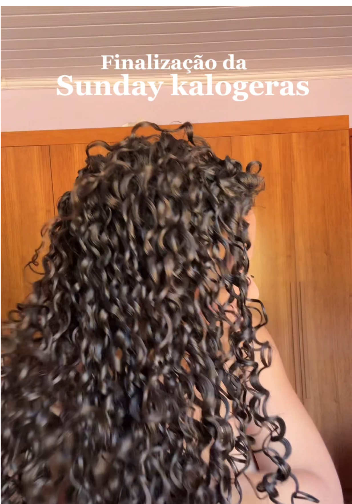Irmās Kalogeras finalização Finalização Sunday Kalogeras #kalogeras #kalogerassisters #sundaykalogeras #finalizacaodecachos #curlyhairtutorial      