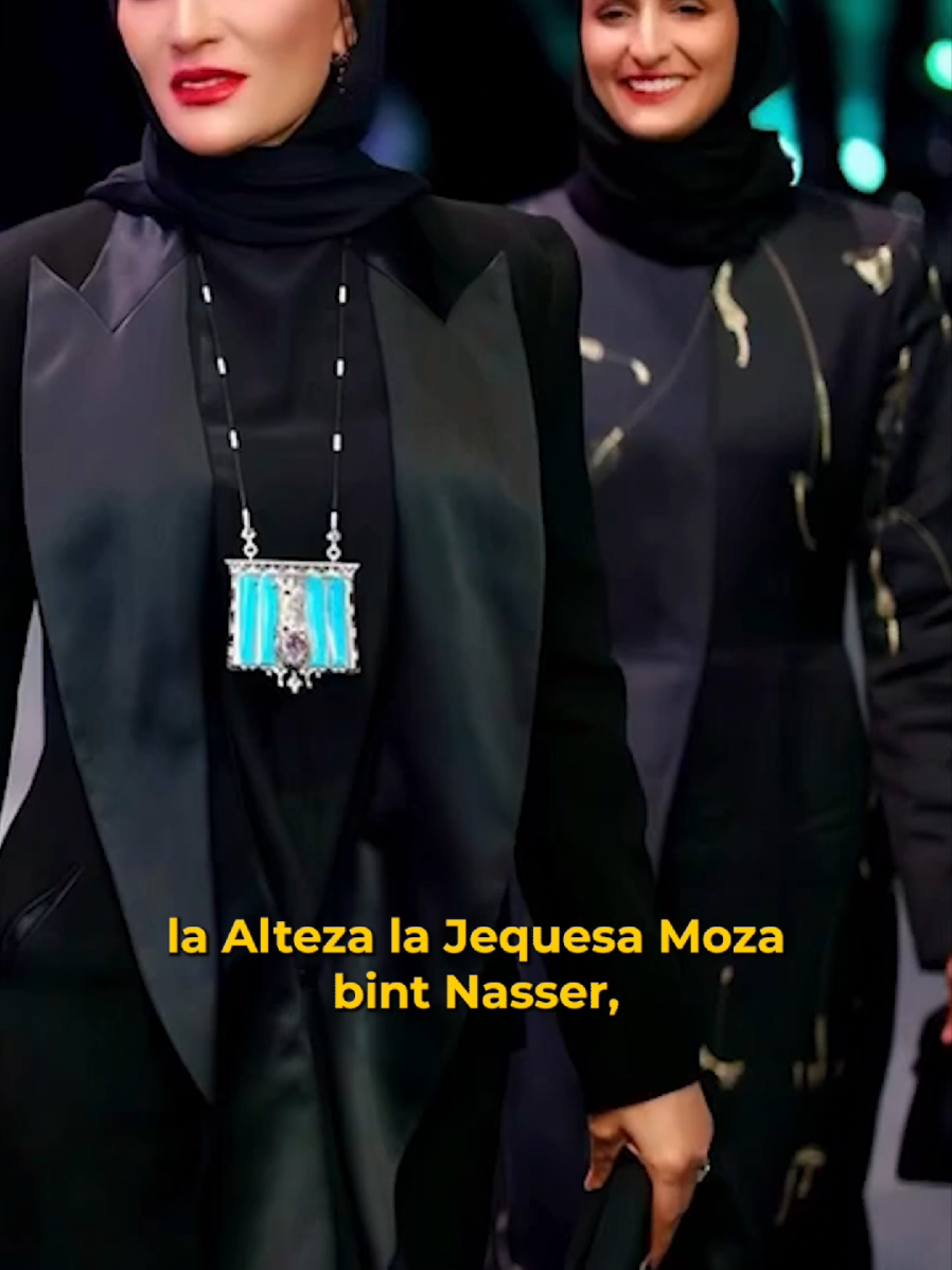👑✨ La presencia de Su Alteza Jequeza Moza bint Nasser en el Festival de Moda Primavera–Verano del Mall of Qatar confirmó el alto nivel del evento. Y entre los grandes protagonistas estuvo el diseñador boliviano Daniel Oporto, reconocido por vestir a celebridades en todo el mundo 🌍. Un orgullo que desde Bolivia conquista la moda internacional. 🇧🇴💫 #DanielOporto #OrgulloBoliviano #QatarFashion #BoliviaEnElMundo