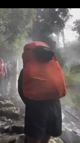 kawah air panas Gunung gede pangranggo  Gunung Gede memiliki beberapa kawah aktif, di antaranya adalah Kawah Ratu dan Kawah Lanang. Pengunjung dapat melihat dan mendaki di sekitar kawah-kawah tersebut, di mana uap panas dan kepulan asap dapat terlihat dari puncak gunung.  #fyppppppppppppppppppppppp #pengikut #sorotan #gununggedepangranggo