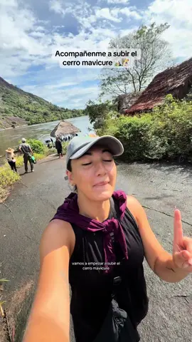 Y asiii es subir el cerro mavicure! Una experiencia que de verdad vale la pena tener✨  siganme para ver el video del dia completo😁 La verdad me parecio duro pero muy lograble! Hay momentos exigentes pero el camino es entretenido y vale todaaaa la pena!!! Me parece mas duro subir a monserrate jajajajaja igual se sudo🥵 cositas que aprendi hoy:  - Densicoira - la mujer que se quedo encerrada en el cerro (las ventanas de la princesa inirida)  - Pusana - la mata que se usa para enamorar a la gente o hacerles daño - Dujin - semi dios de los puinave. Historia de los nombres de los cerros - 3 hermanos - los 3 cerros  - Cerro mono ( por la mascota mono)  - Mavicure - mavi (servatana) cure (veneno)  - El aguila empezo a abrir los bosques (pajarito)  - Los hermanos se separaron por eso hay uno al otro lado del rio  - 1.700 años o mas tienen los tepuys y son de granito y cuarzo #cerrosdemavicure #guainia #colombia #viajarporcolombia #viajera 