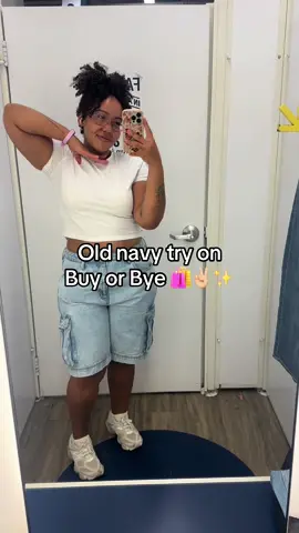 Let's try on clothes in an old navy fitting room as a size 10 girlie! #oldnavy #midsizefashion #shopping #buyorbye 