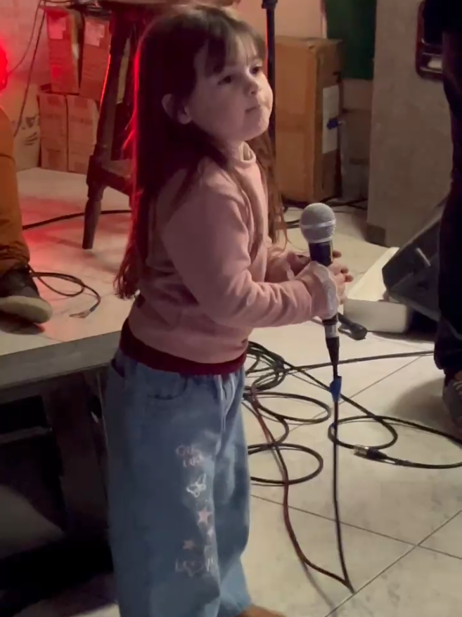 Después de una noche de peñita ella pidió para cantar!🤣🤭  Cuidado que te supero!😂🤭 #paratiiiiiiiiiiiiiiiiiiiiiiiiiiiiiii #videoviral #viraltiktok #fyp #antonia 