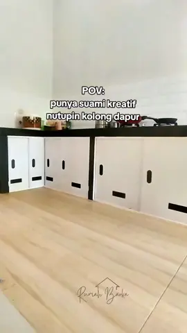 DIY penutup kolong dapur, penutup aib-aib kolong dapur jadi keliatan dan bersih, enak dipandang. #diyproject #diykolongdapur #inspirasidapur #desaindapur #rumahsederhana 