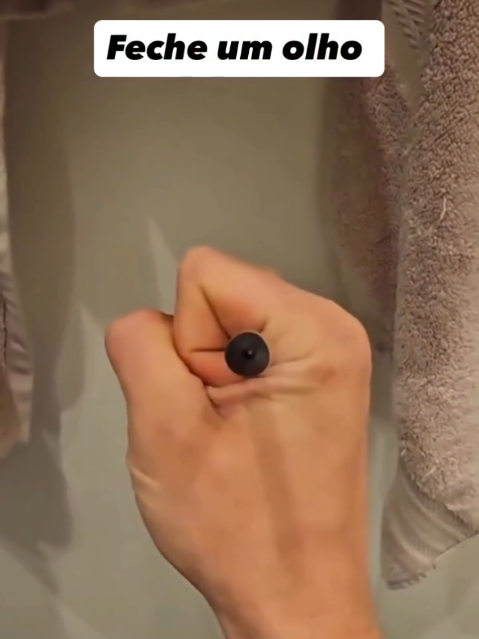 Quando você fecha um olho e olha para um objeto, como um lápis na tela, pode ter a impressão de que ele está saindo do celular. Isso acontece porque perdemos a noção de profundidade sem a visão binocular, que é a capacidade dos dois olhos trabalharem juntos para formar uma imagem com noção de distância. 🔍 Por que isso acontece? • Cada olho vê o mundo de um ângulo ligeiramente diferente. • O cérebro combina essas imagens e cria a percepção de profundidade. • Quando usamos só um olho, essa fusão não acontece, e a “magia” parece real! 👀 Experimente agora: feche um olho e veja como a percepção muda! #Curiosidades #TruquesDaMente #VisãoHumana #BiologiaHumana #percepçãovisual @Danielle Vendramini 
