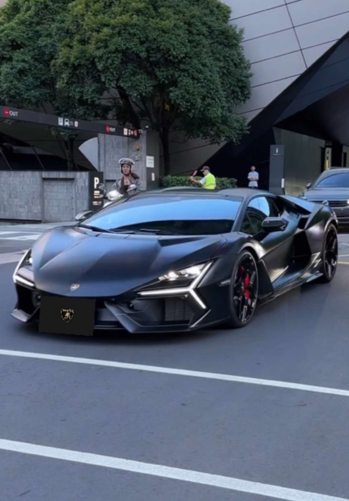 超過4000萬的新大牛 Lamborghini Revuelto🐃｜黑武士配色 Foll Black Revuelto🖤💫 #lamborghini #lamborghinirevuelto #revuelto #fyp #taiwan 