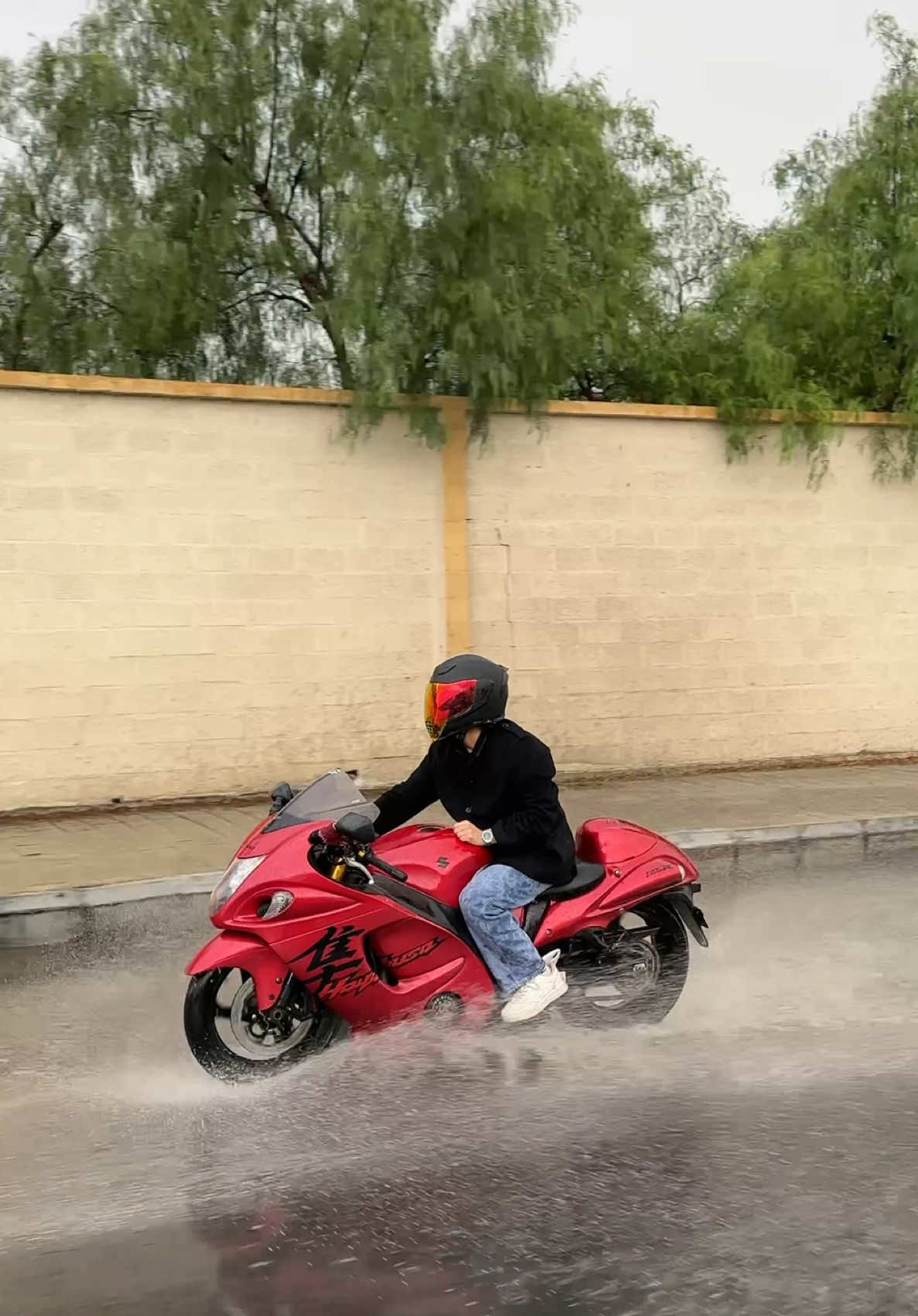 تتوقعون راعي الدباب يحب يطلع بالمطر ؟ #fyp #GSXR #هايبوزا #gsxr1300 #abha 
